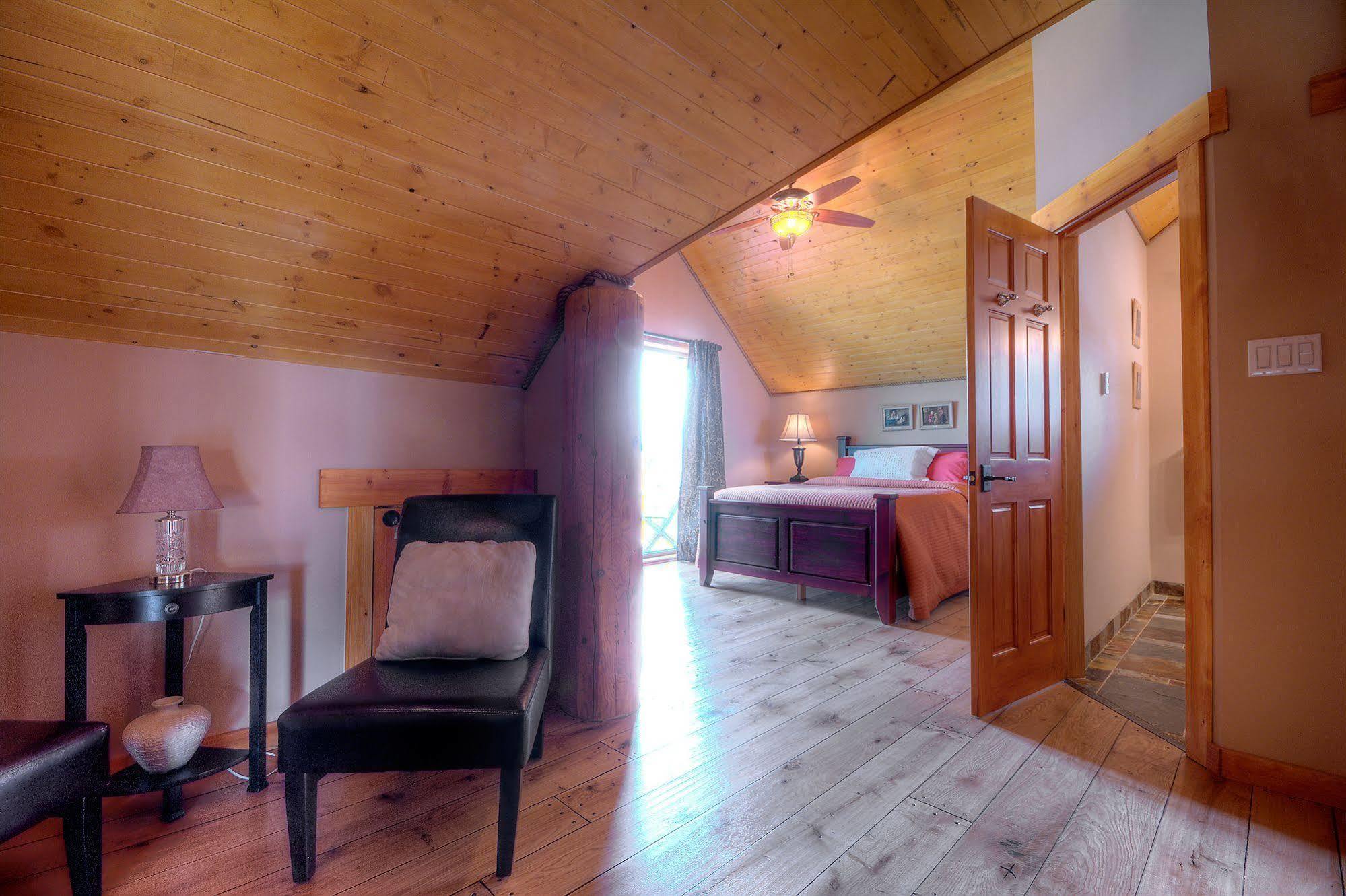 A Okanagan Lakeview Inn Kelowna Exterior photo